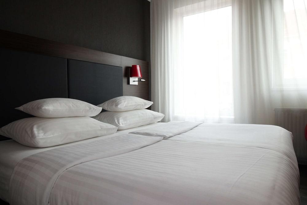 Hotel Western Plaza 4*
