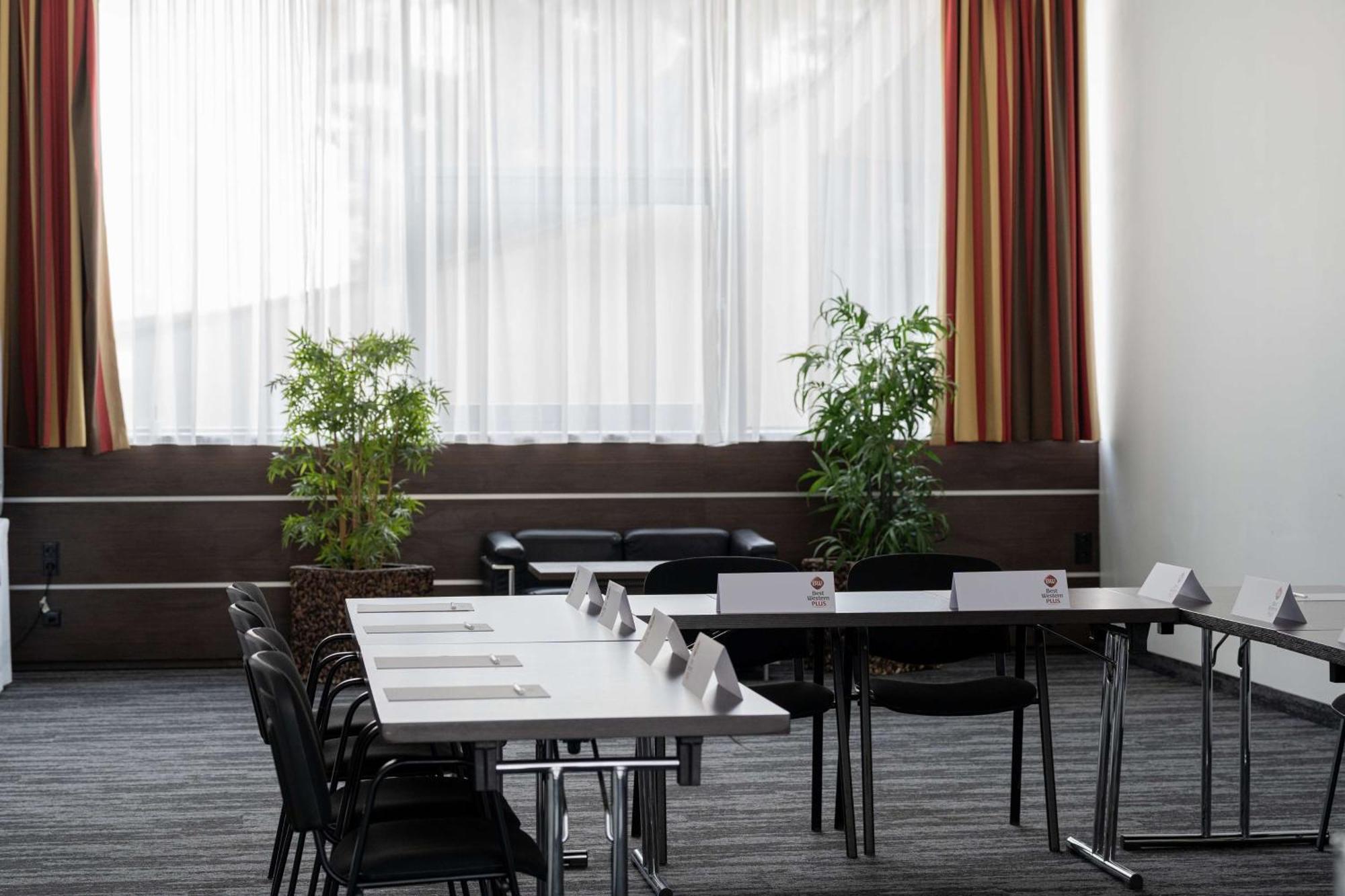 Hotel Western Plaza 4*